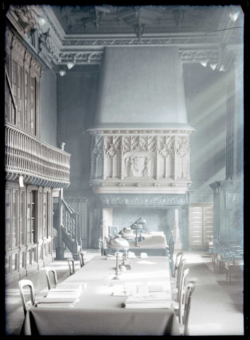 Bibliothèque des magistrats du palais de justice de Rouen (Seine-Maritime), avec les fenêtres donnant sur la place Foch.