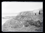 Rivage et potager sur le bord de la falaise.