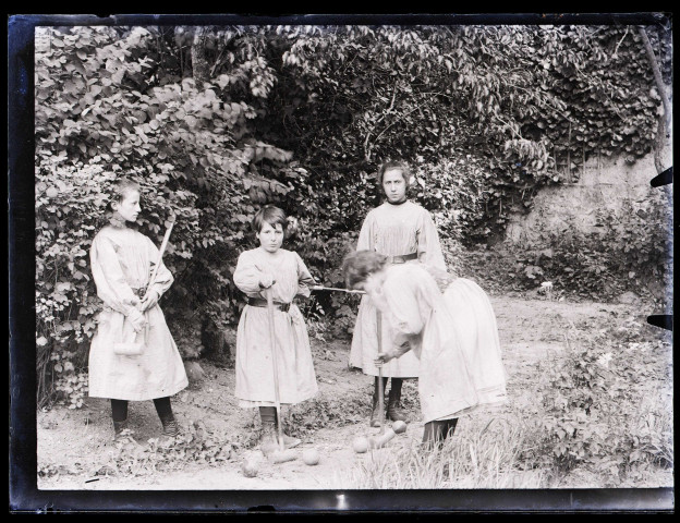 Enfants jouant au croquet.