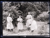 Enfants jouant au croquet.
