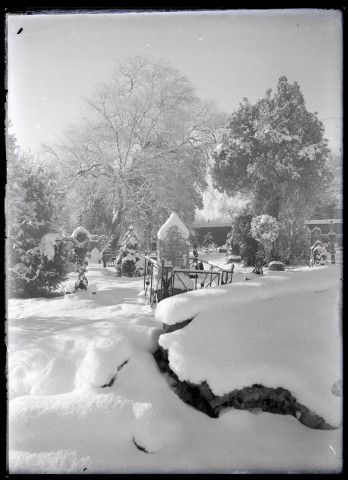 Cimetière sous la neige de Rosay-sur-Lieure (Eure).