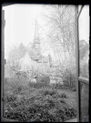 Vue de l'église de Ménesqueville (Eure) depuis un potager.