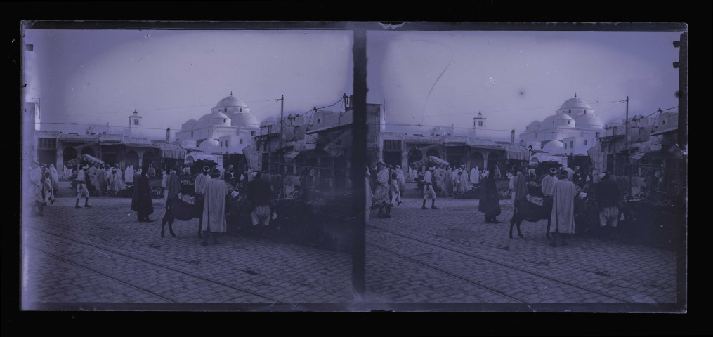 Place animée d'une ville d'Algérie.
