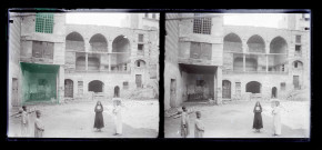 Cour d'une habitation à plusieurs niveaux.