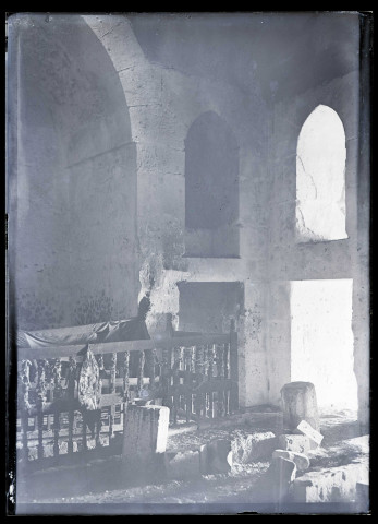 Intérieur d'un édifice délabré.