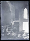 Intérieur d'un édifice délabré.