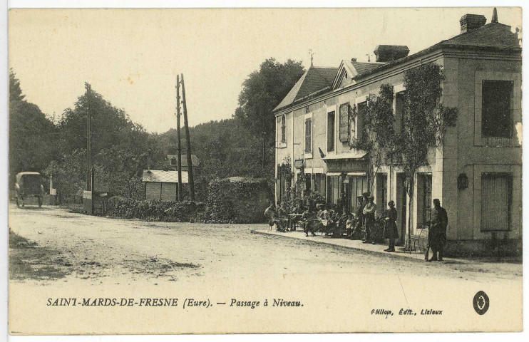 Saint-Mards-de-Fresne. Le Passage à Niveau.