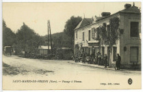 Saint-Mards-de-Fresne. Le Passage à Niveau.