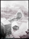 Fontaine bretonne avec lavoir et statue de saint.