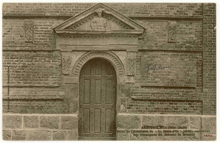 Breteuil-sur-Iton. Porte de l'Hostellerie de "La Croix d'Or, conservée sur l'orangerie du Château de Breteuil.
