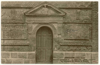 Breteuil-sur-Iton. Porte de l'Hostellerie de "La Croix d'Or, conservée sur l'orangerie du Château de Breteuil.