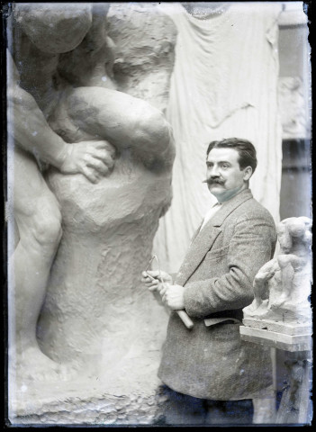 Artiste devant sa sculpture dans les ateliers Charles Desvergnes.