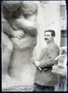 Artiste devant sa sculpture dans les ateliers Charles Desvergnes.