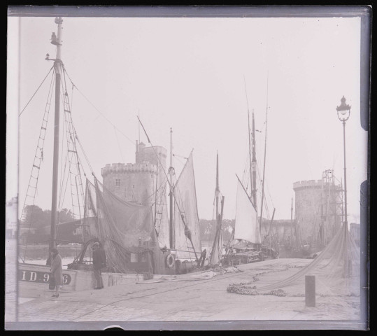 Bateaux de pêche dans le port de la Rochelle (Charente-Maritime).