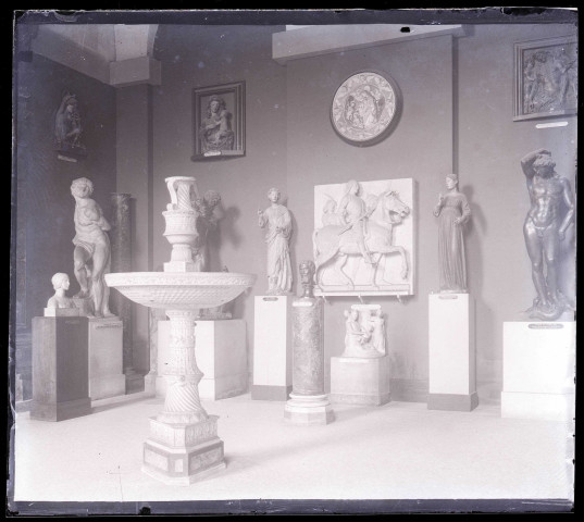 Statues, fontaine et sculptures exposées au musée du Louvre de Paris (Seine).
