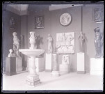 Statues, fontaine et sculptures exposées au musée du Louvre de Paris (Seine).