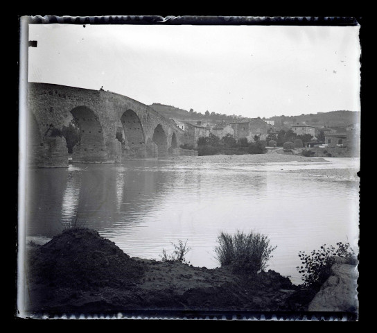 Pont en pierre surplombant une rivière de Sicile (Italie).