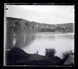Pont en pierre surplombant une rivière de Sicile (Italie).