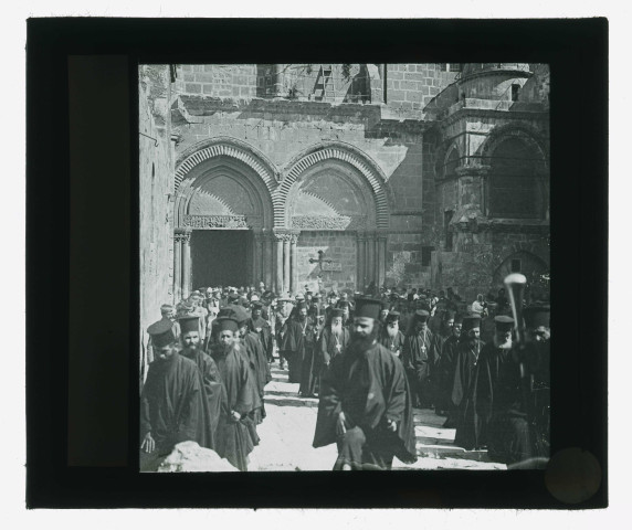 Procession à la sortie de l'église du Saint-Sépulcre de Jérusalem (Israël).