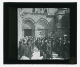 Procession à la sortie de l'église du Saint-Sépulcre de Jérusalem (Israël).