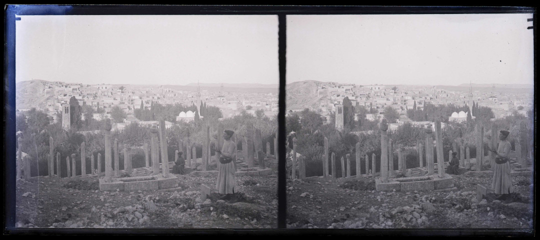 Hommes priant dans un cimetière turc à Ourfa (Turquie) situé sur les hauteurs du quartier arménien.