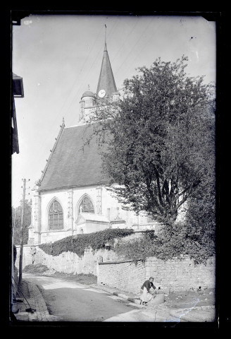 Vue générale d'une église et de son cimetière.