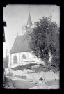 Vue générale d'une église et de son cimetière.