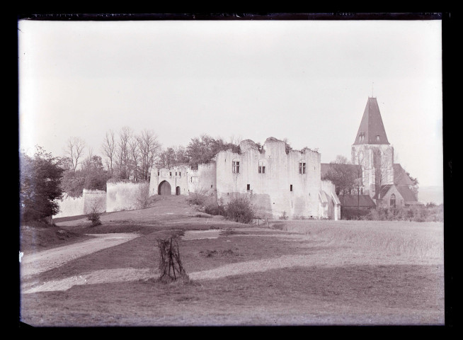 Ruines et vestiges du logis du château et église Saint-Martin de Picquigny (Somme).
