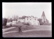 Ruines et vestiges du logis du château et église Saint-Martin de Picquigny (Somme).