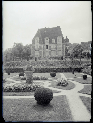 Vue d'ensemble du manoir « le Val fleuri » appartenant à M. Gallier.