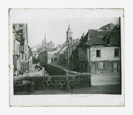 Commerces dans le quartier Saint-Leu près de la cathédrale d'Amiens (Somme).