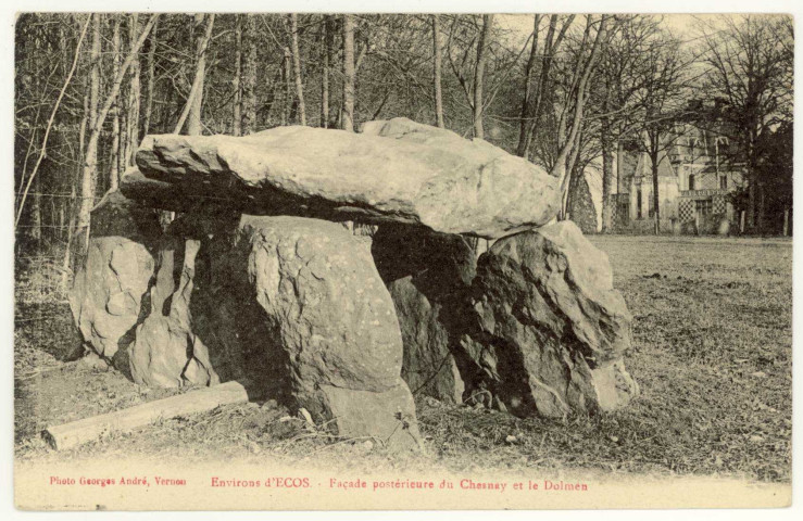 Ecos. Façade postérieure du Chesnay et le Dolmen.