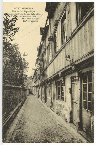 Pont-Audemer. Rue de la République - Cour de la Bibliothèque de la Ville - Vieilles maisons en bois et à pans de bois (XVIIe siècle).