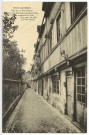 Pont-Audemer. Rue de la République - Cour de la Bibliothèque de la Ville - Vieilles maisons en bois et à pans de bois (XVIIe siècle).