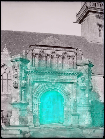 Porche sud avec niche en angle de l'église de Ploudiry (Finistère).