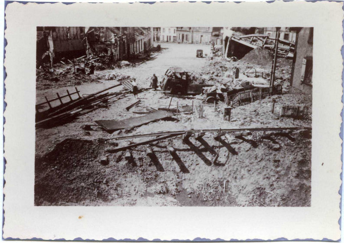 Evreux-Ville. Passage à niveau de Paris à Evreux après le Bombardement.