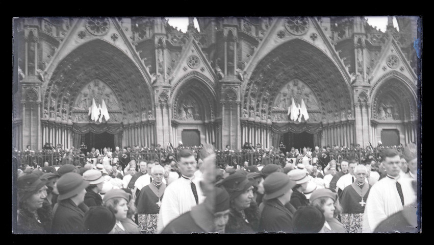 Procession de la Vierge au Monument de Jeanne d'Arc et à la basilique Notre-Dame de Bonsecours (Seine-Maritime).
