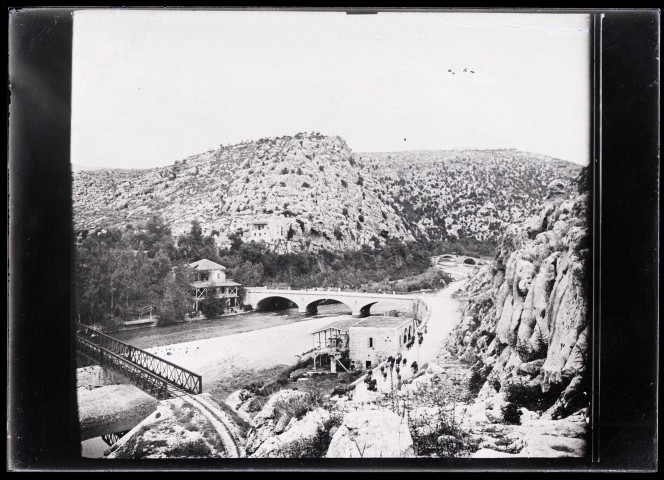 Vue des hauteurs du Nahr-El-Kalb (Liban).