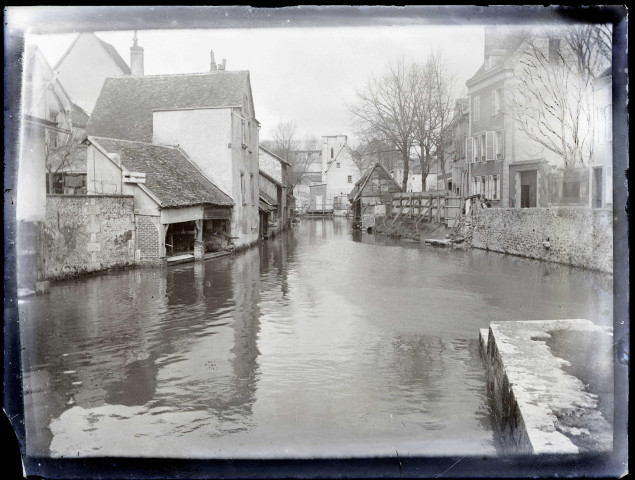 Canaux et lavoirs traversant une ville.