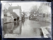 Canaux et lavoirs traversant une ville.