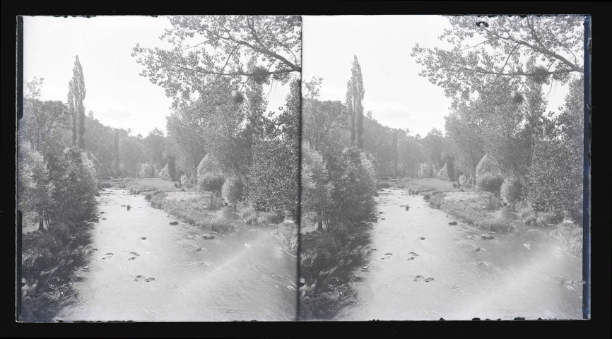 Rivière traversant la campagne normande.
