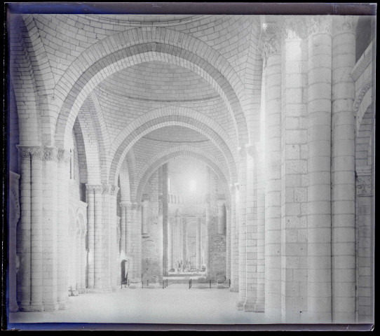 Nef et choeur de l'église de l'ancienne abbaye royale de Fontevrault à Fontevraud-l'Abbaye (Maine-et-Loire).