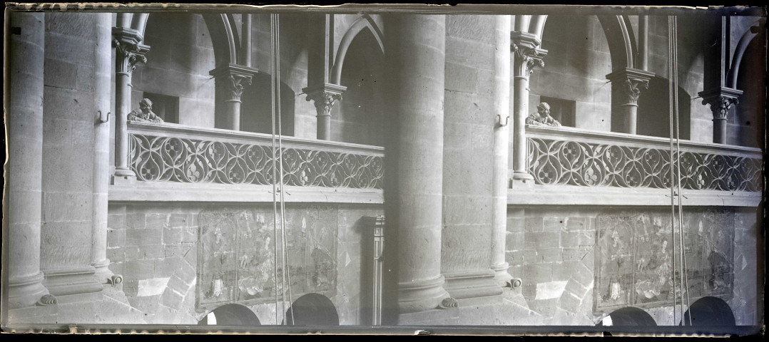 Statue d'un homme accoudé à la balustrade de la cathédrale de Strasbourg (Bas-Rhin) face au pilier des anges.