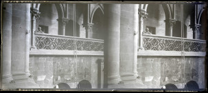 Statue d'un homme accoudé à la balustrade de la cathédrale de Strasbourg (Bas-Rhin) face au pilier des anges.