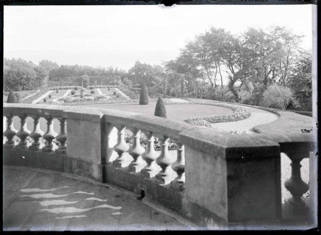 Vue d'ensemble du jardin du manoir « le Val fleuri » appartenant à M. Gallier.