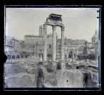Forum romain avec l'Arc de triomphe de Septimius Severus en l'honneur de la bataille remportée et colonnes antiques à Rome (Italie). Idem 5103.