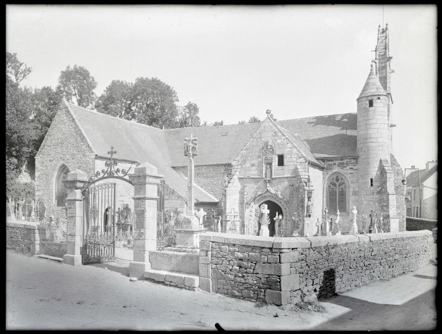 Église bretonne et son cimetière.
