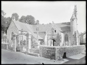 Église bretonne et son cimetière.