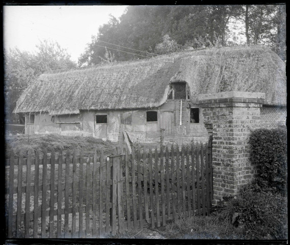 Chaumière dans la campagne normande.