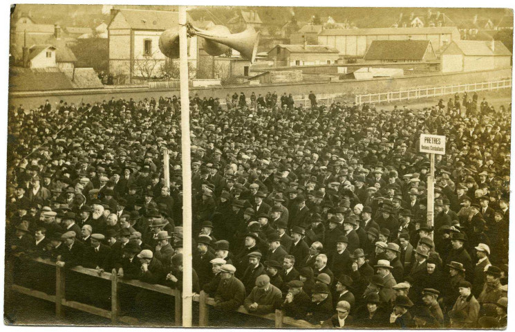 Evreux-Ville. Manifestation des Catholiques de l'Eure Sue le stade Jeanne d'Arc - La Foule.